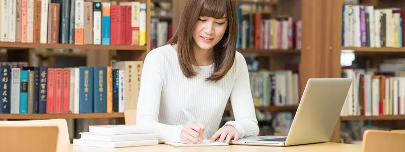 勉強する女性